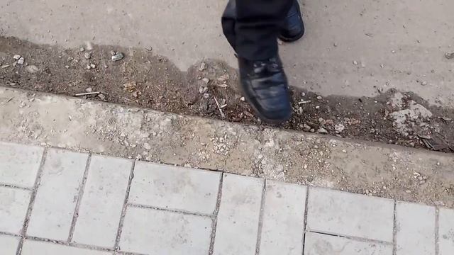 Бордюры на ул. Океановской рассыпаются после зимы (видео "Корабелов.Инфо") смотреть онлайн