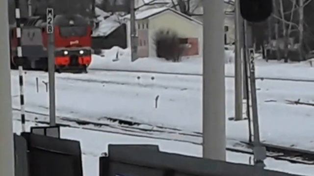 Эп2к с пассажирским вагоном едет назад станция "Апаратная". смотреть онлайн