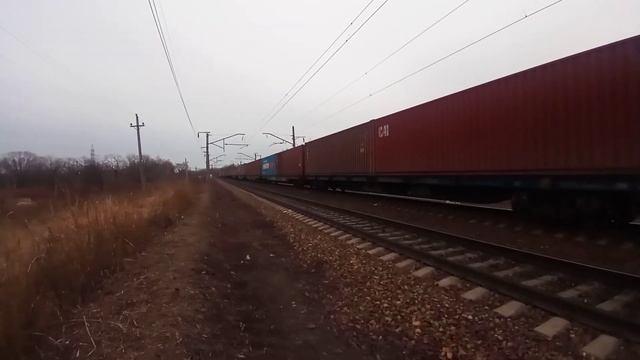 Погасили прожектор! 3ЭС5К-214 "Ермак" с грузовым поездом пасмурным вечером на Транссибе смотреть онлайн
