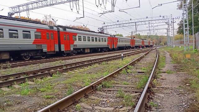 2М62 1102, делает манёвры по станции Балашиха, и встречная ЭД4М 0224 смотреть онлайн