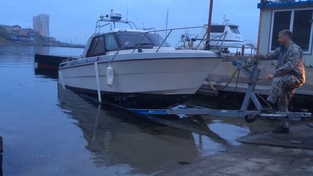 Спуск катера Nissan PF-730 7.3 метра с прицепа SB-TRAILER на роликах