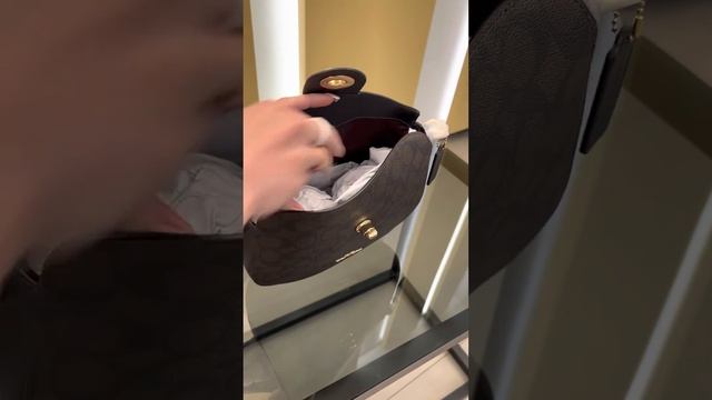 Распаковка сумки COACH Ella Hobo In Signature Canvas смотреть онлайн