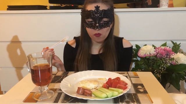 MUKBANG/ЯИЧНИЦА С СОСИЧКАМИ🤤/КОГДА БУДЕТ ТЕПЛО?!/не ASMR EATING смотреть онлайн