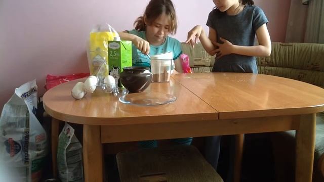 Кулинария!😂😂👍🏻Лиза и Оксана в первый раз готовят!👭🍰🇷🇺 смотреть онлайн