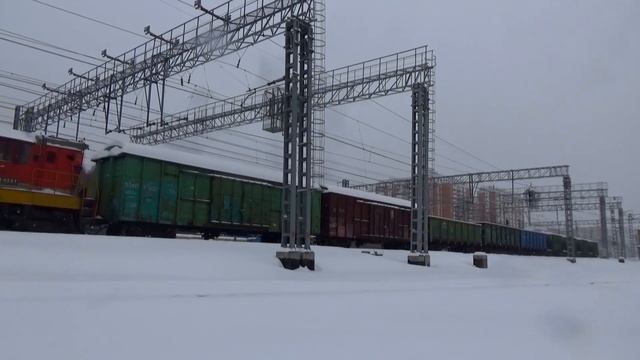 Тепловоз ЧМЭ3-4341 с грузовыми вагонами на манёвровом работе