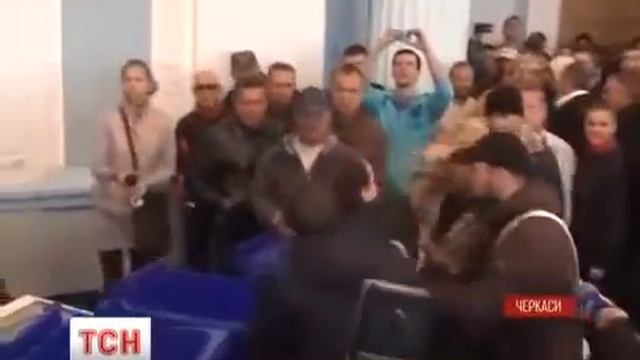 В Черкассах активисты упаковали в мусорные баки двух депутатов облсовета смотреть онлайн