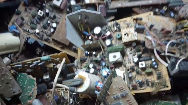 Еле как запихал его в багажник. Большой мешок с платами смотреть онлайн