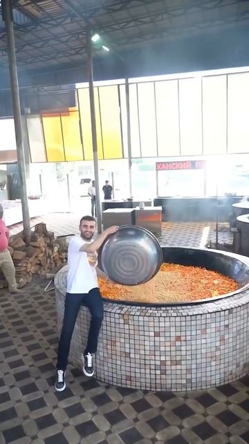 Знаменитый турецкий повар Бурак Уздемир готовит Мега Плов в Узбекистане! CZN Burak смотреть онлайн