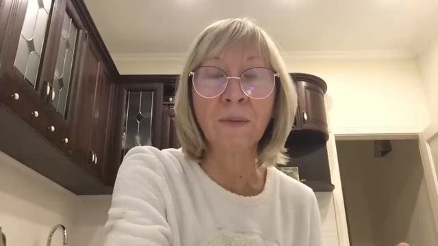 Адамян Эдик/Бумажная открытка,пластмассовый тортик,Клеёнка вместо скатерти - Эдька жирует на Днюхе смотреть онлайн