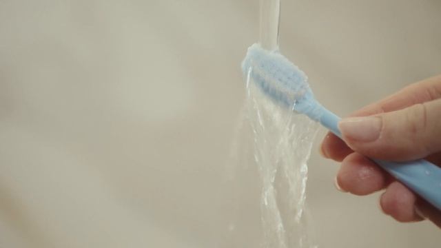 Инновационная зубная щетка Sensitive средней жесткости смотреть онлайн