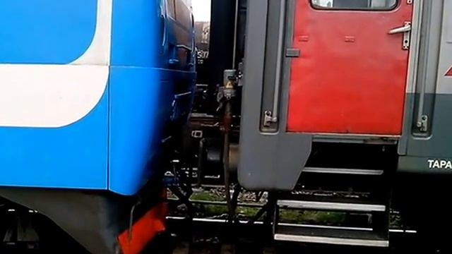 Поезд Екатеринбург - Симферополь (Утренняя Лихая 2 +смена локомотива) смотреть онлайн