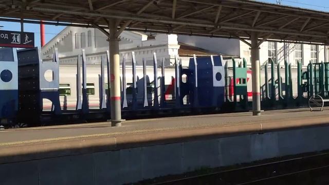 2ЭС5К-501 с грузовым поездом проезжает вокзал смотреть онлайн