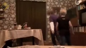 мем😄 выдирание скатерти и шкаф падает на мальчика (не смешно) автора не знаю