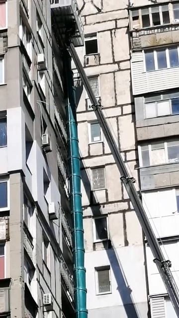 Труба для выброса строительного мусора с верхних этажей. смотреть онлайн