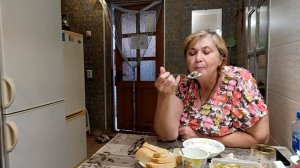 Анапа. Я и Галина пришли в гости к моей бывшей Наталье. Кушаем общаемся. Галине всё понравилось.