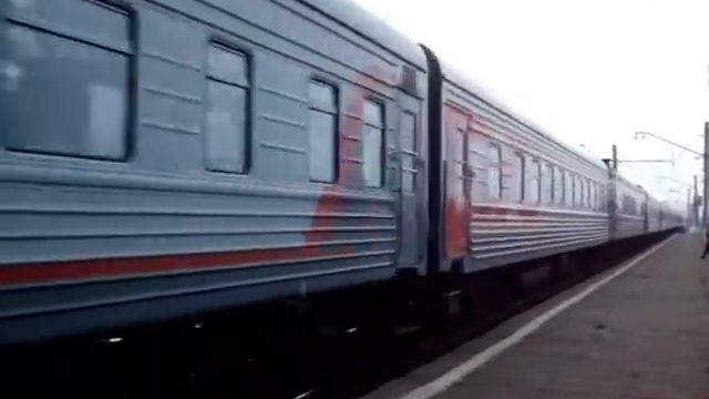 Проезд пассажирского поезда ст. Жилые дома. ЭП10 смотреть онлайн