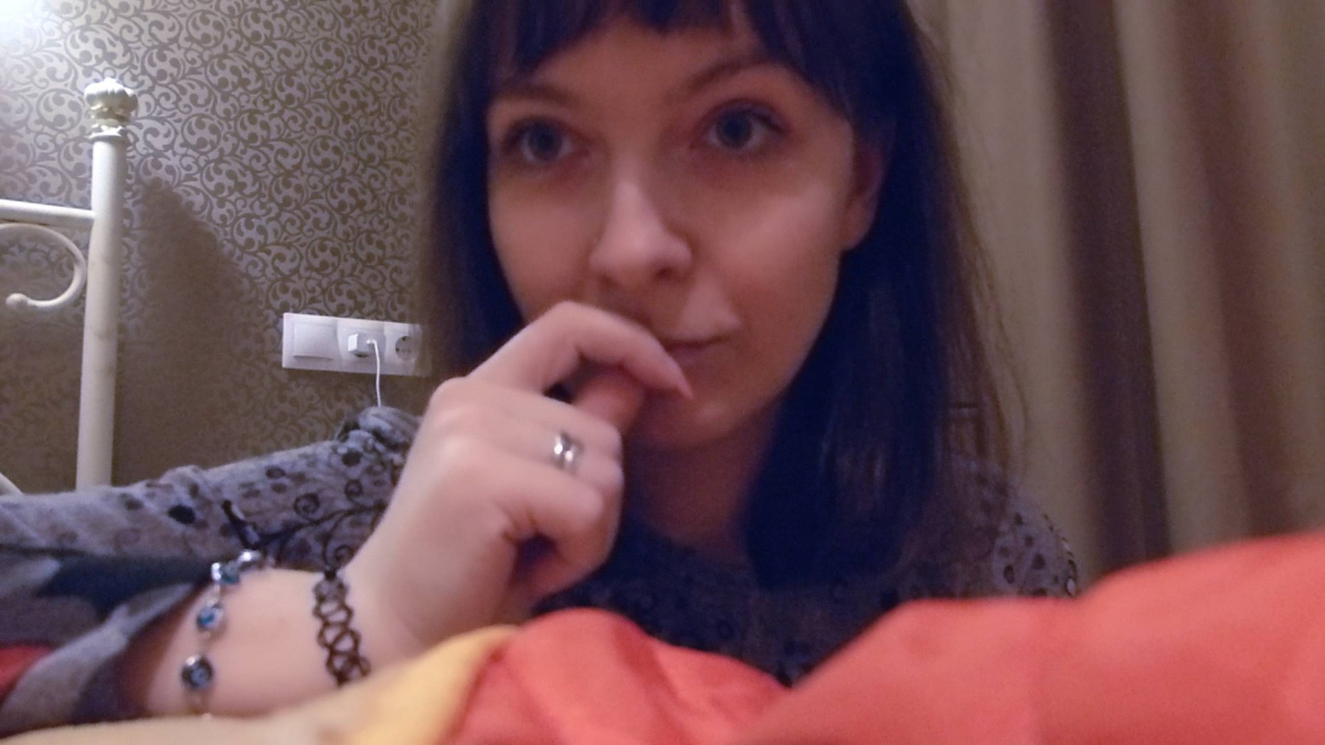 АСМР ASMR Ролевая игра олд скул Неразборчивый шепот, макияж, движения руками и др. триггеры смотреть онлайн