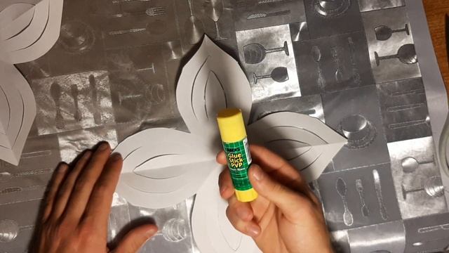 Как сделать снежинку из бумаги | Снежинка на новый год смотреть онлайн