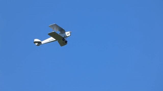 Chris Foss flies Les Crane’s Tiger Moth смотреть онлайн