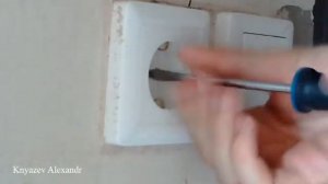 Как снять крышку розетки со стены?