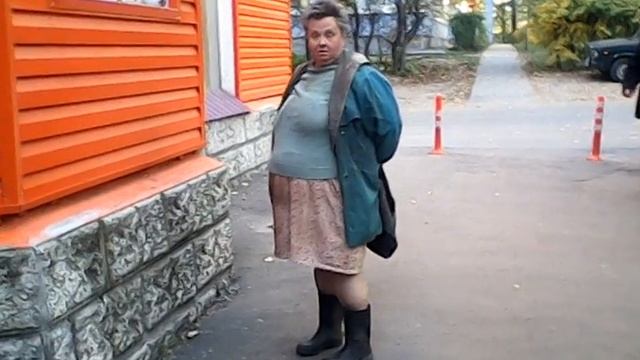Бабка стоит возле дикси смотреть онлайн
