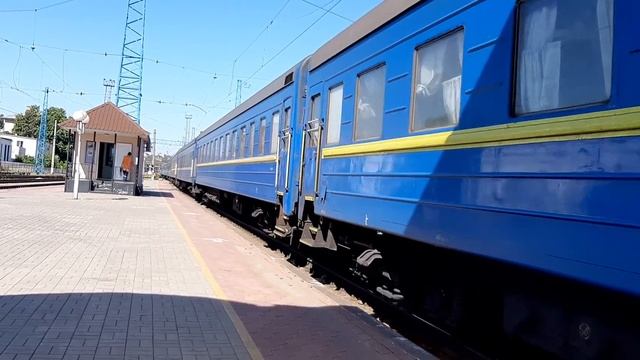 Электровоз ЧС7-215 с пассажирским поездом смотреть онлайн