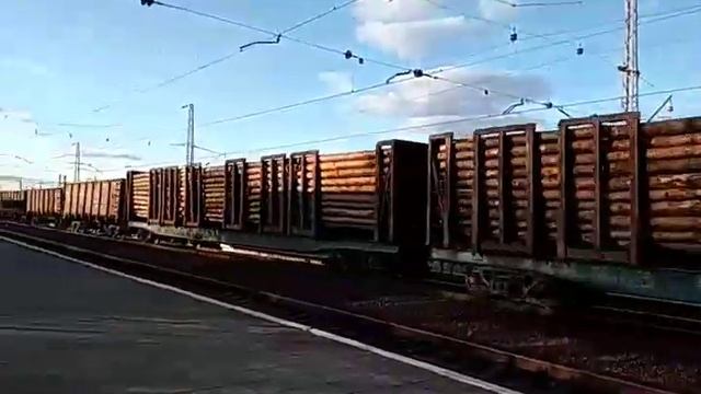 "Фейл" Электровоз ВЛ11.8-641 с грузовым поездом на станции Святогорск смотреть онлайн