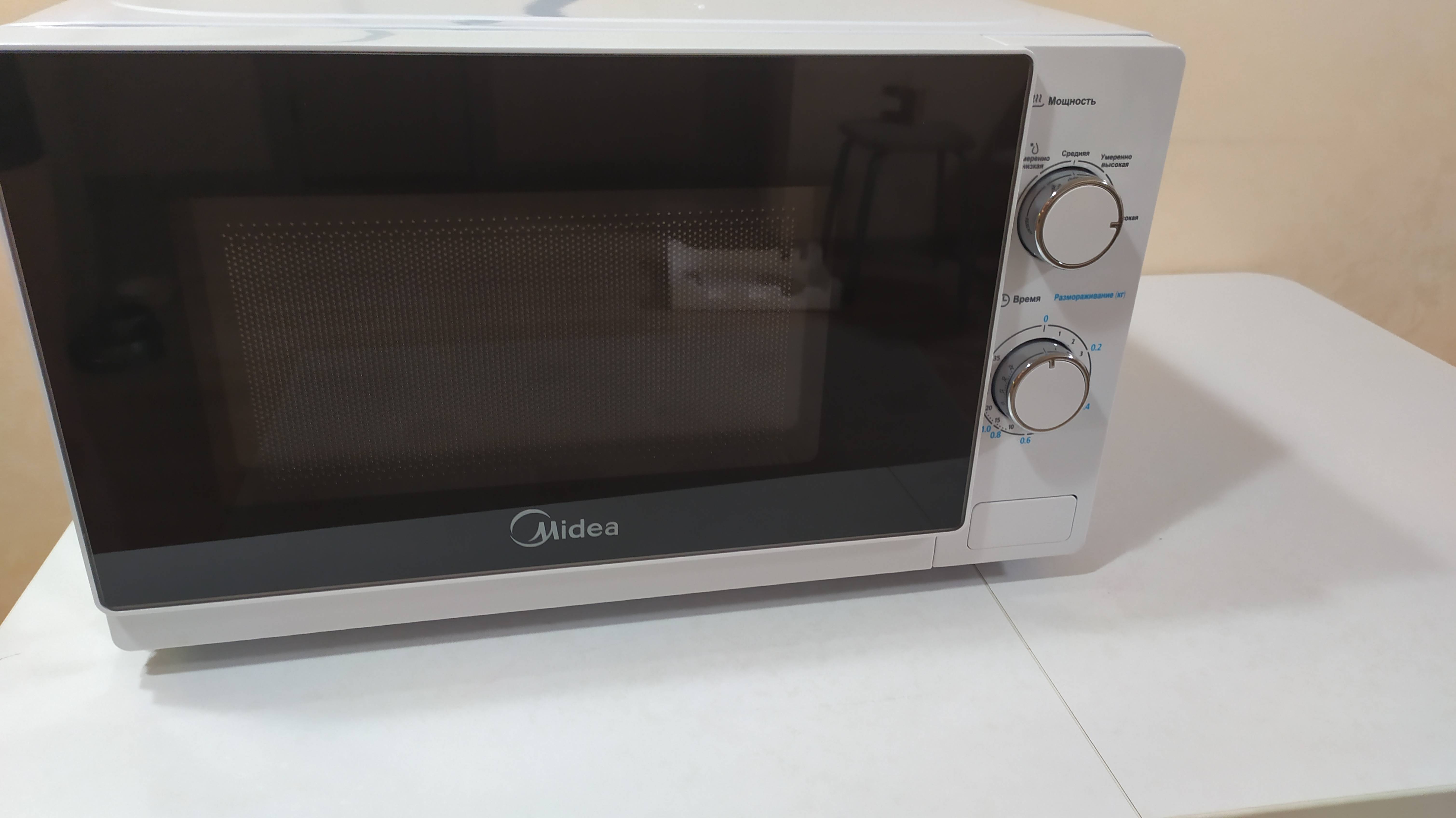 Видео обзор микроволновой печи соло Midea MM720C4E-W белая смотреть онлайн