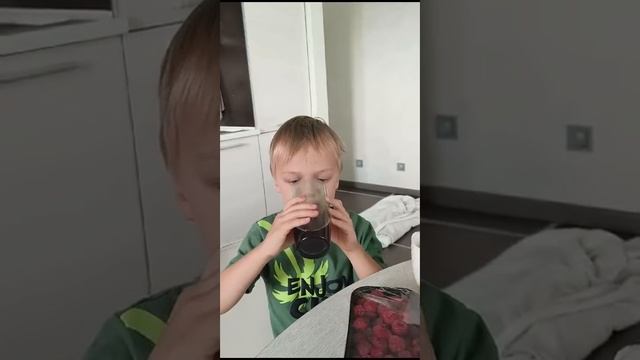 Я пробую морс, лимоморс, лимонад и малину 🍓 смотреть онлайн