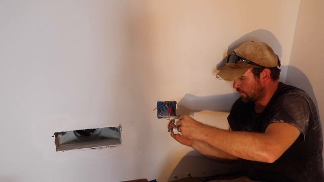 How to Wire 2 Gang Receptacles / Outlets - Trade Tips смотреть онлайн