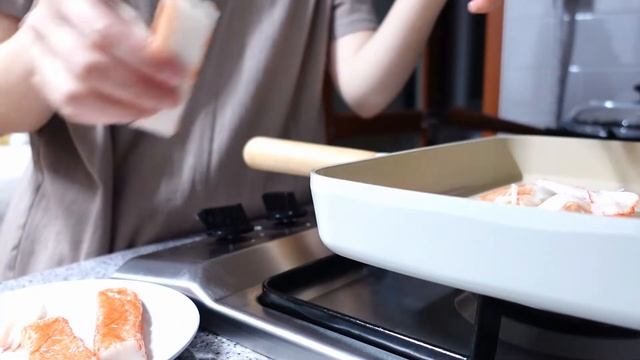 ENG)타임빌라스 구경하고, 남은 치킨과 치폴레 소스로 또띠아 만든 요리 일상)감자라떼,삼겹살김밥,샐러드김밥,포듐커피 смотреть онлайн