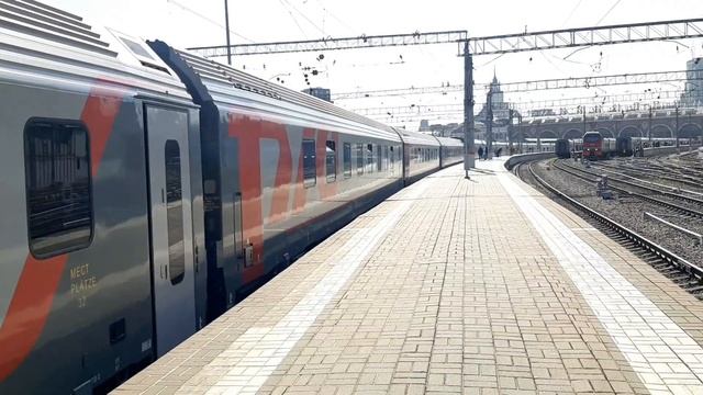 Отправление ЭП20-074 с фирменным поездом №102М "Премиум" сообщением Москва-Адлер смотреть онлайн