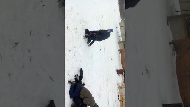 Зарыл девку в снег!!! смотреть онлайн