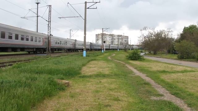 Красный красавчик! ВЛ10 1870 с поездом Евпатория СПБ смотреть онлайн