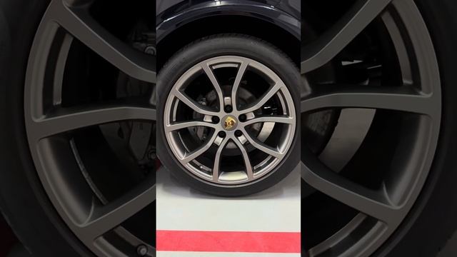 Porsche Cayenne S 2019 чёрный на бежевом смотреть онлайн