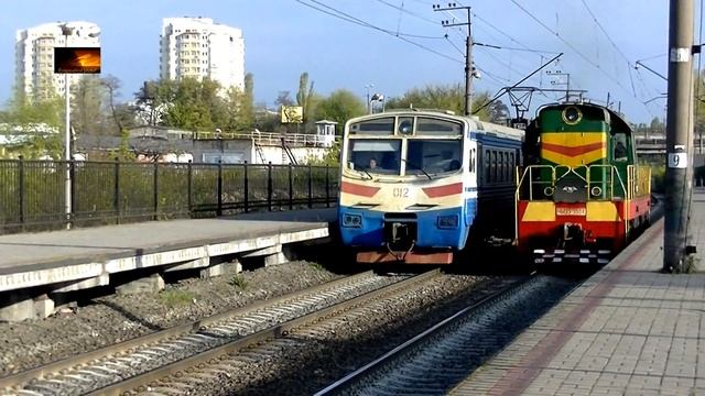 Тепловоз ЧМЭ3-3504 и электропоезд ЭПЛ9Т-012 смотреть онлайн
