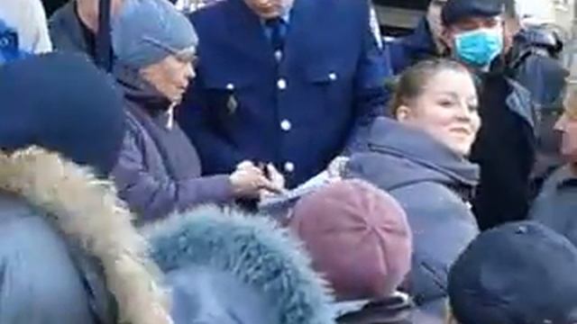 Мариуполь,захват прокуратуры и пояснения начальника УВД. смотреть онлайн