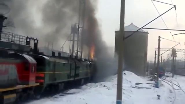 Запуск двигателя на Тепловозе, дым и огонь смотреть онлайн