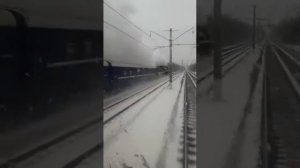 Паравоз рвёт электровоз разогнался 100км/час