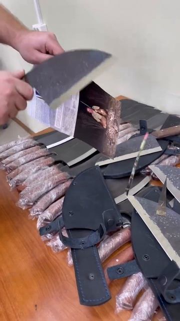 Сербский нож из кованой стали Х12МФ🔥🔥 Небольшая проверка заточки на бумаге⚔️🔪 смотреть онлайн