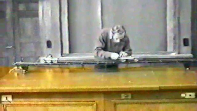 Опыт с тележками на рельсах смотреть онлайн