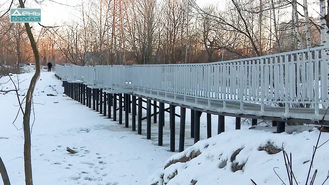 Новый пешеходный мост установили через Шуваловский канал смотреть онлайн