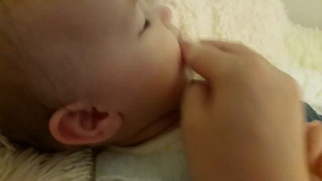 //Малышке в 8 месяцев чистят зубы щёткой-напальчником // смотреть онлайн