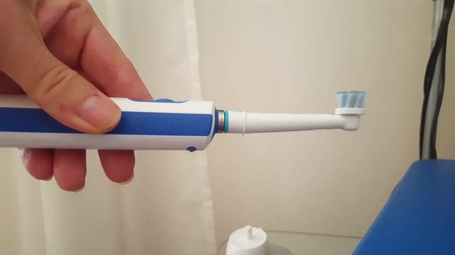 Braun Oral-B PRO 600 CrossAction im Betrieb смотреть онлайн