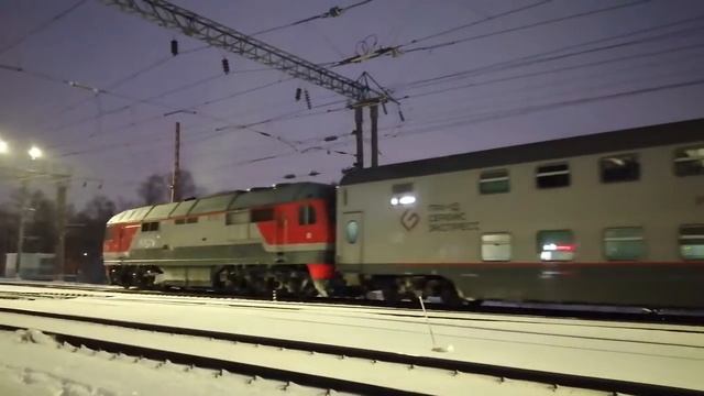 ТЭП70БС-326. Прибывает на станцию Петрозаводск с туристическим двухэтажником. Приветливая бригада. смотреть онлайн