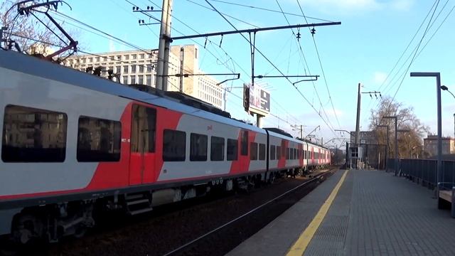 Электропоезда ЭС1-028/037 «Ласточка» Desiro RUS проезжают без остановки Дмитровскую смотреть онлайн