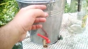 Самогонный аппарат для дачи и похода из ведра и банки. Тест под открытым небом.