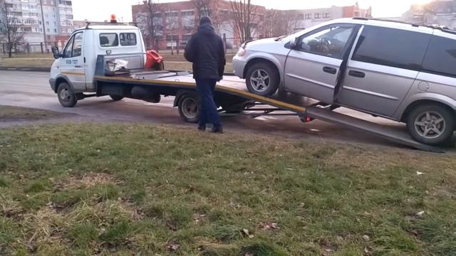 Эвакуатор погрузка крайслер Вояджер Псков смотреть онлайн