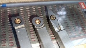 затачиваю на алмазе твердосплавные пластины, резцы из карбида-вольфрама для токарных работ по дереву