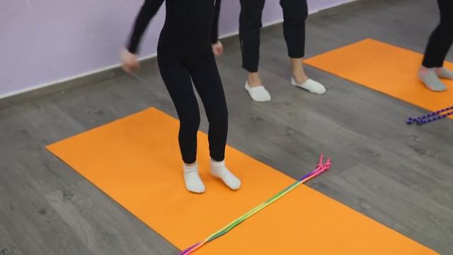 Прыжки через скакалку, лежащую на полу смотреть онлайн